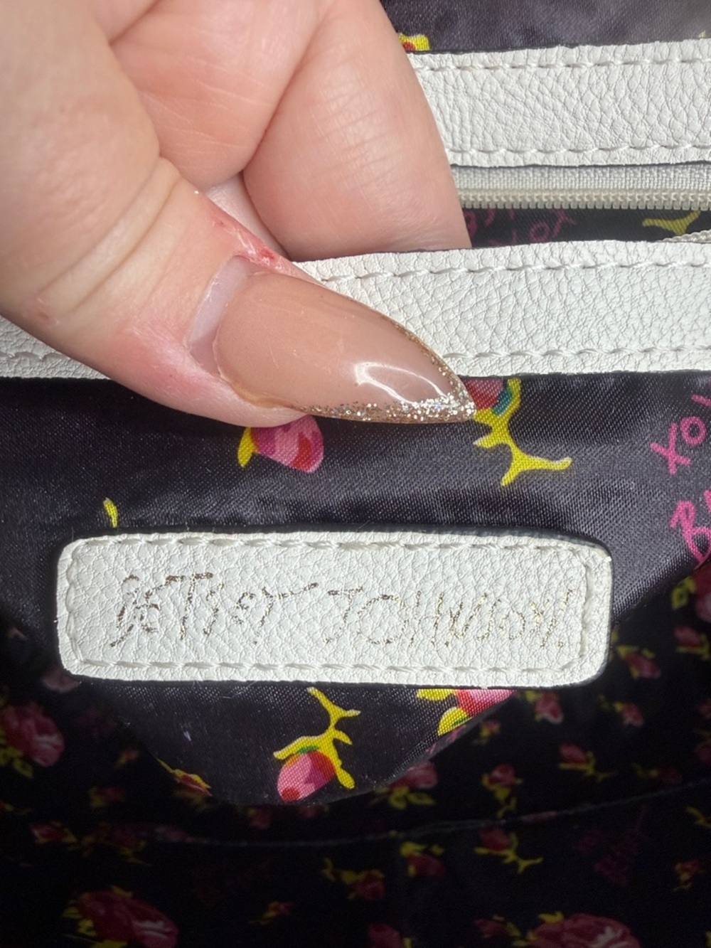 Betsey Johnson Black and white  Heart Bow Hand Bag/Purse Floral Lining - Hearts - Picture 10 of 12